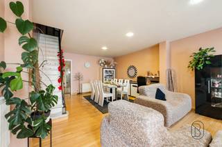 <p>Centraal gelegen <strong>ruime rijwoning</strong> met <strong>4 slaapkamers</strong>, <strong>2 badkamers</strong>, terras en tuin, ideaal voor gezinnen die comfortabel willen wonen in het hart van Ronse. Deze woning biedt een praktische indeling en heel wat <strong>toekomstpotentieel</strong>.</p>
<p><strong>INDELING:</strong><br />Inkomhal met apart toilet, gezellige leefruimte en keuken met rechtstreekse toegang tot het <strong>terras en de tuin</strong>. Op de verdiepingen bevinden zich <strong>4 volwaardige slaapkamers</strong> en <strong>2 badkamers</strong>, wat zorgt voor een vlotte en comfortabele gezinsindeling. Daarnaast is er een <strong>kelder</strong> aanwezig voor extra bergruimte.</p>
<p><strong>Voor wie is dit pand ideaal?</strong><br />♦ Voor gezinnen die ruimte en een tuin zoeken in de stad.<br />♦ Voor starters of renovatieliefhebbers die een woning verder willen optimaliseren.<br />♦ Voor investeerders op zoek naar een ruime gezinswoning met verhuurpotentieel.</p>
<p>Bezoek na afspraak met <strong>Immo Beguin</strong>, jouw vastgoedexpert sinds 2009.<br />✉️ <strong>info@immobeguin.be</strong></p>