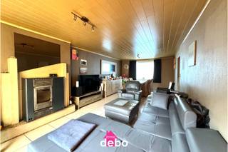 Voor wie houdt van een landelijk gelegen HOB te Anzegem met mogelijkheid tot carport naast de woning, zal hier zeker interesse voor krijgen.<br /><br />Met parking voor de deur en oprit naast de woning biedt deze woning U ook een grote diepe tuin waarbij de factuur opfrissing centraal staat. Ideaal dus voor een handige Harry die houdt van kleine renovatie.<br />De woning omvat o.a. op het GELIJKVLOERS:<br />- Grote inkomhal met glazen deur<br />- Lichtrijke leefruimte met pelletkachel en moderne tegelvloer<br />- Open keuken met alle toestellen en vaatwas<br />- Badkamer met hoekbad en toilet<br /><br />1ste VERDIEP:<br />- 3 volwaardige slaapkamers<br />- Vaste trap naar de zolder.<br /><br />Ideale ligging te Anzegem, rustige omgeving.<br />EPC 789kWh/m² - UC3407248 - Label F - renovatieplicht binnen de 6 jaar na akte.<br />Grondoppervlakte 618m² - bewoonbare oppervlakte 155m² - P-en G- score: A. Bevindt zich niet in een risicozone voor overstromingen<br /><br />Interesse in deze woning? Neem dan zeker contact op via mail info@immodebo.be 