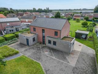 <p>Deze open bebouwing in Ulbeek met 3 slaapkamers en een perceel van 2856 m² combineert ruimte, comfort en een rustige ligging in een groene omgeving. Met een bewoonbare oppervlakte van 208 m² biedt deze woning een aangename woonervaring voor wie graag ruim woont zonder afgelegen te zijn.<br /></p><p>Bij het binnenkomen valt meteen de lichtrijke leefruimte op. Grote raampartijen zorgen voor een overvloed aan natuurlijk licht en creëren een open en aangename sfeer. De leefruimte sluit aan op de functionele keuken, die praktisch is ingericht en alle nodige comfort biedt voor het dagelijkse leven.<br /></p><p>Op de verdieping bevinden zich drie volwaardige slaapkamers, elk met voldoende ruimte en lichtinval. Daarnaast is er een aparte dressing en een ruime badkamer, wat zorgt voor extra comfort en een praktische indeling voor het hele gezin.</p><p>Buiten vormt de zuidgerichte tuin een absolute troef. Hier geniet je van maximale lichtinval, rust en privacy, met voldoende ruimte om de tuin naar eigen wens in te richten. Het ruime perceel biedt tal van mogelijkheden voor ontspanning en buitenleven.</p><p>De woning werd doorheen de jaren goed onderhouden en beschikt over een solide structuur, wat zorgt voor een sterke basis met potentieel. Dit maakt het een ideale keuze voor wie op zoek is naar een instapklare woning die eventueel nog verder kan worden gepersonaliseerd.<br /></p><p>De ligging in Ulbeek biedt een mooie balans tussen rust en bereikbaarheid, met vlotte verbindingen naar omliggende dorpen en steden. Winkels, scholen en andere voorzieningen zijn gemakkelijk bereikbaar.<br /></p><p>Ben je op zoek naar een ruime woning met tuin in een groene omgeving? Neem contact op en plan je bezoek.</p>