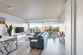 Dit lichtrijk appartement met parkeermogelijkheden is gelegen op de 2de verdieping van residentie Laguna Beach en bestaat uit:<br /><br />Inkomhal met vestiaireruimte, volledig ingerichte open keuken, leefruimte uitgevend op het terras, aparte slaapkamer, badkamer met ligbad met douchemogelijkheden en lavabo, apart toilet.<br />Groot terras met magnifieke zichten over Knokke en het hinterland.<br /><br />Inclusief onverdeeld deel in multi-eigendom en het privatief en exclusief genot voor de periodes van staanplaatsen op de -1:<br />De autostaanplaats P404 01 mei tot 31 mei van ieder jaar.<br />De autostaanplaats P310 15 maart tot 30 april van ieder jaar.<br />De autostaanplaats P501 01 juni tot 30 juni van ieder jaar.<br /><br />Het complex is goed en rustig gelegen op wandelafstand van de Zeedijk, winkels en openbaar vervoer.<br />Het domein beschikt over volgende faciliteiten:<br />binnenzwembad, volleybalveld, strand, meer....<br /><br />Info of bezoek: Andries De Leyn 0472/53.66.09<br />