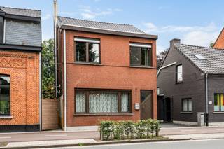 Deze charmante te renoveren halfopen bebouwing is gelegen op een zonnig perceel van 382 m² net buiten het centrum van Kapellen. Dankzij de centrale ligging bevinden winkels, scholen, openbaar vervoer en invalswegen zich vlakbij, terwijl u toch rustig woont in een aangename woonomgeving. Bij het binnenkomen verwelkomt de ruime inkomhal u in de lichtrijke leefruimte met gezellige houtkachel en aansluitende open eetkamer. De grote raampartijen zorgen voor een warme, uitnodigende sfeer en veel natuurlijk licht. Aansluitend bevindt zich de keuken met rechtstreekse toegang tot de tuin, waardoor binnen en buiten mooi in elkaar overlopen. Op het gelijkvloers vindt u verder een apart gastentoilet, technische ruimte, badkamer met douche, hoekbad en wastafel, en een praktische wasplaats. Op de bovenverdieping zijn er momenteel 2 volwaardige slaapkamers, waarvan één met ingemaakte kastenwand. Mits optimalisatie van de ruimte, kan u hier mogelijks nog een 3e slaapkamer creëren. De zolderruimte, bereikbaar via een schuiftrap, biedt extra mogelijkheden voor wie nog creatief wil uitbreiden of extra bergruimte wenst. De noord-gerichte tuin loopt tot diep door en vormt een fijne plek om in alle rust en privacy te genieten van het buitenleven. Achteraan zijn nog een toffe overdekte zithoek en een praktisch tuinhuis aanwezig. Een poortje naast de woning zorgt voor een rechtstreekse verbinding naar de tuin, waardoor u vanaf de straatzijde makkelijk met fietsen, vuilbakken,... tot in de tuin komt. 