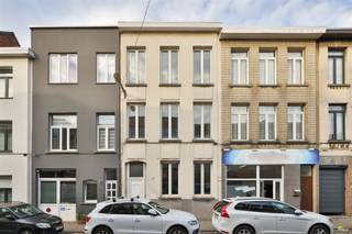 Située dans le quartier animé 'Kiel', à la périphérie de la ville d'Anvers, cette maison extrêmement spacieuse présente de nombreux...