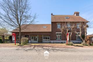 <p>Deze karaktervolle woning is gelegen in Peer, op een gunstige locatie met tal van wandelroutes en voorzieningen in de directe omgeving. Winkels, horeca en scholen bevinden zich op korte afstand, terwijl je dankzij de vlotte verbindingen snel in Bree, Meeuwen, Hechtel-Eksel en Neerpelt bent. Ook het openbaar vervoer is nabij, wat zorgt voor extra comfort in het dagelijkse leven.</p>

<p><br />De halfopen bebouwing uit 1934 bestaat uit twee afzonderlijke woningen (huisnummers 23 en 25) en biedt enorm veel potentieel. Met maar liefst 5 zeer ruime slaapkamers, grote leefruimtes en een lichtrijke indeling dankzij de vele ramen, vormt dit een ideale basis om uw eigen visie tot leven te brengen. De ruime volledig afgewerkte zolder van ca. 71,89 m² biedt bijkomende mogelijkheden, zoals extra slaapkamers of een polyvalente ruimte. Verder is er een kelder, een ruime wasplaats en een onderhoudsvriendelijke, omheinde tuin op een perceel van 844 m². De woning beschikt over een degelijke structuur en verwarming op gas, en het biedt de perfecte basis om naar eigen smaak te renoveren</p>

<p><br /><strong>Enkele troeven:</strong></p>

<ul><li>Twee aparte woningen: Ideaal voor investering of projectontwikkeling</li><li>Ruime zolder: Perfect om extra kamers of een hobbyruimte te creëren</li><li>Groot perceel: 844 m² met onderhoudsvriendelijke tuin</li><li>Tal van mogelijkheden: Renovatie naar eigen smaak en noden</li></ul>

<p><br /><strong>Ontdek de mogelijkheden van deze eigendom en plan vandaag nog een bezoek via impact@era.be of op 089 46 48 63. Khaz helpt je graag verder.</strong></p>