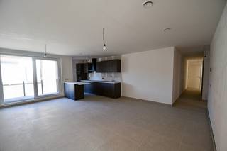 Dit lichtrijk appartement heeft een oppervlakte van 77 m² en beschikt over 2 slaapkamers.<br /><br />Het appartement is voorzien van een mooie afwerking, heeft een mooie energiezuinigheid en is instapklaar.<br /><br />Indeling:<br />inkom, toilet, badkamer, 2 slaapkamers, open woonkamer met keuken, technische ruimte en balkon.<br /><br />Verder is er een gemeenschappelijke vuilnis- en fietsenberging aanwezig in het gebouw.<br /><br />Huurprijs: 840 Euro + 55 Euro provisie per maand.<br /><br />Het appartement is onmiddellijk beschikbaar.<br /><br />Voor een bezoek kan u contact opnemen via quinten@qubic-vastgoed.be 