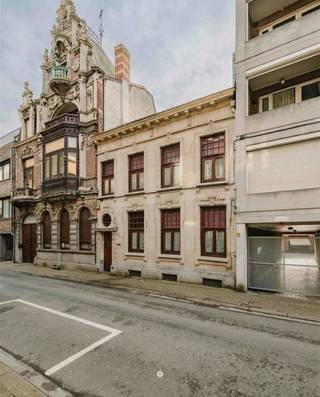 <p><span>Sint-Niklaas - Bent u op zoek naar een instapklare en karaktervolle woning in het centrum van Sint-Niklaas? Ontdek dan deze prachtige parel uit het </span><span>Interbellum</span><span> naar de hand van Architect Hilaire De Boom. Deze iconische en charmante woning werd volledig en grondig gerenoveerd met respect voor de mooie, authentieke kenmerken van de woning.</span></p><p><span> </span></p><p><span>We zetten alvast enkele troeven op een rij:</span></p><p><span>- Centrum-locatie, op enkele passen van de Houtbriel en de Grote Markt. Ideaal voor stadsmussen!</span></p><p><span>- Grondige renovatie: instapklaar en pas geschilderd zomer 2024.</span></p><p><span>- Authentieke charme<br />- 4 slaapkamers en 2 badkamers<br />- 1 garagebox vlakbij voor fietsen en auto inbegrepen!</span></p><p><span> </span></p><p><span>Bij het betreden van de woning merk je onmiddellijk de prachtige authentieke elementen op, zoals de marmeren vloer, sierlijke binnendeuren en de imposante trap.</span></p><p><span>De </span><span>gelijkvloerse verdieping </span><span>omvat  een inkomhal die doorloopt in de traphal, een vestaire, toilet en verder een gezellig en ruim salon dat via de prachtige, glazen deuren toegang geeft tot de riante leefkeuken.  <br />In de zuid-gerichte patio is het zowel in de zomer als in de tussen-seizoenen genieten! </span></p><p><span> </span></p><p><span>Via de imposante trap bereikt u de </span><span>eerste verdieping</span><span>. Die is voorzien van maar liefst 3 ruime slaapkamers, elk voorzien van ingebouwd meubilair. Er zijn verder een douchekamer en een wasplaats terug te vinden op deze verdieping. De échte troef is het ruime, zonnige terras met zicht op het centrum van de stad. </span></p><p><span> </span></p><p><span>De </span><span>bovenste verdieping </span><span>van deze woning is volledig ingericht als mastersuite: een ruime slaapkamer mét badkamer, dressing en aanpalend een extra terras met jacuzzi! </span></p><p><span> </span></p><p><span>Deze woning werd zeer grondig gerenoveerd waarbij gebruikt werd gemaakt van kwaliteitsvolle materialen in perfecte symbiose met de reeds aanwezige, authentieke elementen.</span></p><p><span>Op wandelafstand bieden we bovendien de mogelijkheid tot aankopen van één of twee </span><span>garageboxen.</span></p><p><span> </span></p><p><span>Smaakt dit naar meer? Plan dan zeker een bezoek in met Axel Lenaerts makelaars! <br />VP: 419 000 Euro </span></p><p><span>EPC label C</span></p>