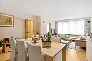 <div><div> <p>Gelijkvloers appartement met grote tuin. </p><p>In Deurne-Noord bieden wij dit praktisch gelijkvloers appartement aan met een west-gerichte tuin van 100 m². De indeling is als volgt: inkomhal met afzonderlijk toilet, leefruimte op laminaatvloer en een vernieuwde, volledig ingerichte keuken voorzien van ijskast, combi-oven, vaatwasser, gasvuur en dampkap. De badkamer beschikt over een inloopdouche en wastafelmeubel. Er zijn twee slaapkamers van respectievelijk ca. 15 m² en 12 m². De tuin beschikt over een aangelegd terras en is ideaal voor wie van buitenruimte wil genieten. Verder beschikt dit appartement over een privatieve kelder. Alle ramen zijn voorzien van dubbele beglazing en rolluiken. Lage algemene onkosten.  Mogelijkheid tot aankoop garagebox voor € 35.000.</p></div> </div>