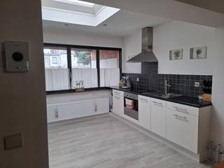 Deze te renoveren woning in de Confortalei geniet van een uitstekende ligging. Het bevindt zich op een wandelafstand van het park Rivierenhof en voorzieningen zoals scholen en winkels. Met tram- en bushaltes op een steenworp afstand, bevindt u zich binnen een mum van tijd in het bruisende stadscentrum van Antwerpen. Bovendien zijn belangrijke invalswegen vlot bereikbaar. <br /><br />Bij het betreden van de woning komen we via de inkomhal in de inpandige garage. Op de eerste verdieping bevindt zich de leefruimte, de keuken, een apart toilet en een overdekt terras met toegang tot de tuin. De tweede verdieping omvat een slaapkamer, badkamer, wasruimte en een apart toilet. Op de derde verdieping bevinden zich twee slaapkamers. Tot slot beschikt de woning over een ruime kelder met toegang tot de tuin.<br /><br />Troeven<br /><br />* Centrale ligging - uitstekende mobiscore 9,1/10<br /><br />* Garage, tuin en ruime kelder aanwezig<br /><br />* Drie volwaardige slaapkamers<br /><br /><br />Heeft u interesse in deze woning met veel potentieel en wenst u een bezoek ter plaatse in te plannen? Aarzel niet ons te contacteren, wij zijn telefonisch bereikbaar van vrijdag tot en met maandag gedurende de dag, woensdag vanaf 14u en dinsdag- en donderdagen vanaf 19u op het GSM nummer: 0485 08 49 02 of via het mailadres erel.vanhoey@telenet.be.<br /> <br /><br />GEEN IMMO/MAKELAAR AUB