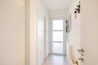 <p><span>Afspraak bezoekdag TELEFONISCH via Jari Wante op 0470/21.14.82.</span></p><p><span>Ontdek deze moderne, energiezuinige woning die volledig gerenoveerd werd in 2020. Ze is gunstig gelegen in de directe nabijheid van alle nodige voorzieningen zoals scholen, winkels en het openbaar vervoer. Bovendien geniet u van een vlotte verbinding naar de belangrijkste invalswegen. </span></p><p><span> </span></p><p><span>De indeling is als volgt: een inkomhal met gastentoilet en berging/ wasplaats. Aansluitend vindt u de leefruimte en open keuken die voorzien is van een vaatwasser, frigo, diepvriezer, oven en keramische kookplaat.</span></p><p><span> </span></p><p><span>Op de eerste verdieping vindt u twee slaapkamers en een badkamer die voorzien is van een dubbel badkamermeubel, tweede toilet en inloopdouche. De tweede verdieping is toegankelijk via een vaste trap en biedt een derde slaapkamer of bureau.</span></p><p><span> </span></p><p><span>Een grote troef van deze woning is de zuid gerichte tuin, ideaal om te ontspannen en te genieten van de rust. Het terras beschikt over een grote elektrische luifel.<br /><br />EPC: 99 kWh/ (m² jaar) – Label A</span></p><p><span>Keuring elektriciteit conform</span></p><p><span>Ventilatiesysteem C</span></p><p><span>Driedubbel glas met PVC</span></p><p><span>4 zonnepanelen (1.360 Wpiek)</span></p><p><span>Asbestveilig<br />Cv op gas (HR-ketel)<br /><br />Deze woning is een ABSOLUTE TOPPER voor starters, gezinnen of investeerders.<br />VOOR DE SNELLE BESLISSERS!!<br /><br />Alle documenten zijn raadpleegbaar op de website www.immo-zone.be</span></p><p><span> </span></p>