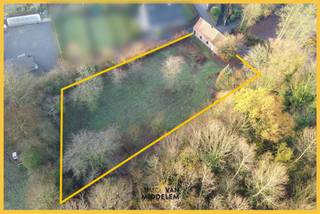 Immo Van Middelem met en vente ce terrain à bâtir avec une maison à démolir, sur une parcelle d’environ 27a90ca, située en zone agricole à...