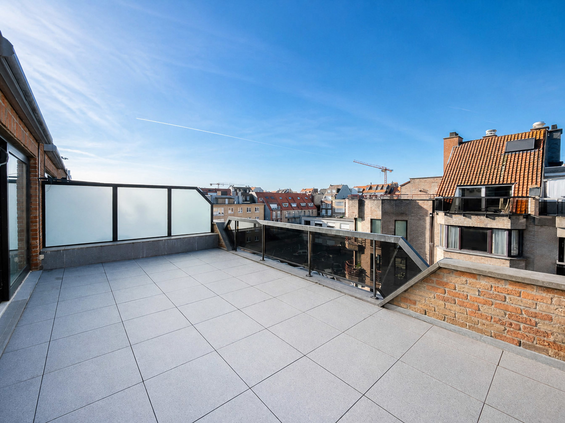 Gerenoveerde penthouse met zeezicht & autostaanplaats - foto 2