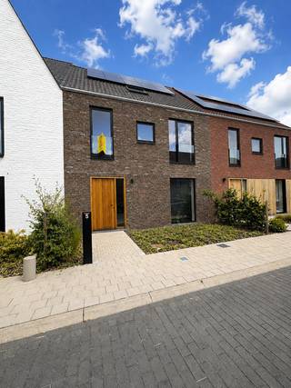 <p>Deze energiezuinige woning geniet een centrale ligging te Kortrijk en is gelegen nabij diverse winkels, Centrum Kortrijk, openbaar vervoer, … + vlotte verbinding naar autosnelwegen en verschillende invalswegen.</p>
<p><u>Indeling:</u></p>
<p>gelijkvloers</p>
<p>– inkomhal<br />– apart toilet<br />– ruime leefruimte met open ingerichte keuken + frontaal zicht naar de tuin toe<br />– aparte berging nabij keuken</p>
<p>1e verdiep:</p>
<p>– nachthal<br />– apart toilet<br />– 3 slaapkamers<br />– badkamer met ligbad, douche en badkamermeubel</p>
<p>2<sup>e</sup><span> </span>verdiep:</p>
<p>– nachthal<br />– 2 extra slaapkamers<br />– berging</p>
<p>APARTE GARAGE + TUIN &amp; TERRAS</p>
<p><u>Algemene info:</u><br />– EPC-SCORE: in aanvraag (E-peil < E30)<br />– CV op aardgas<br />– interieur woning is volledig geschilderd + voorzien van lichtarmaturen<br />– zonnepanelen aanwezig</p>
<p>Indien u meer info of een bezoek wenst, contacteer immo-deal bv: 0486 72 70 73.</p>