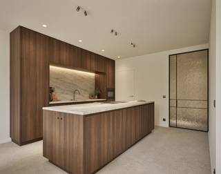 In de kleine "Residentie Roger" vinden we dit prachtige luxe appartement op de 1e verdieping....<br /><br />Via de lift komen we rechtstreeks het appartement binnen via de hal met apart gastentoilet. De leefruimte beschikt over een eetkamer, zithoek en prachtige open keuken met eiland. Via het grote schuifraam kunnen we naar het grote zuidwestgeoriënteerd terras. Grenzend aan de keuken is er een handige berging. <br />Verder zijn er 3 ruime slaapkamers en twee badkamers, waarvan er 1 grenst aan de master bedroom. <br /><br />Er is een gemeenschappelijke fietsenberging voorzien en er is een mogelijkheid om een garage mee aan te kopen. <br /><br />Het appartement wordt verwarmd met een warmtepomp op geothermie en er zijn zonnepanelen aanwezig. Dit maakt dat het appartement zeer energiezuinig is en klaar voor de toekomst. <br /><br />De werken zijn inmiddels gestart en de appartementen worden afgewerkt volgens het lastenboek. De snelle beslissers hebben nog de vrije keuze in materialen (vloeren, badkamer, keuken,....). <br />De keuken en badkamermeubel zijn maatmeubels en worden geplaatst door een schrijnwerker. <br />Er wordt gewerkt met plaatselijke aannemers die er mee voor zorgen dat alles kwalitatief wordt afgewerkt!<br />Er is mogelijkheid om de constructie aan te kopen aan 6 % BTW ipv 21 %. <br /><br />We vinden de residentie terug aan de overkant van een ruime parking met veel groen. Dit garandeert een rustig genot en een mooi zicht. <br />Bovendien is het centrum van Wevelgem vlakbij en is het sportcentrum bereikbaar via een wandelpad. <br /><br />Contacteer ons voor plannen, lastenboek en meer informatie. <br /><br />Een unieke kans te Wevelgem!
