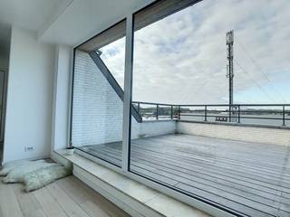 Dit prachtig en ruim appartement bestaat uit: inkomhal met toilet, ruime berging, living met open ingerichte keuken (met fornuis, frigo, vaatwasmachine, oven en microgolfoven), ruim terras van 49,08m2, badkamer (met dubbele lavabo, inloopdouche en ligbad), 2 slaapkamers en 2 overdekte autostaanplaatsen.<br />Het voorschot op de gemeenschappelijke kosten bedraagt 65 EUR per maand.<br />Dit appartement werd afgewerkt met prachtige materialen en is beschikbaar vanaf 15 juli.