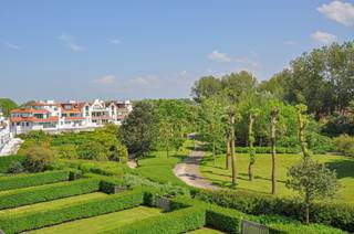 Magnifique appartement d’angle avec de spacieuses terrasses situé dans le domaine exclusif Tennis Garden.<br />Cet appartement au style intemporel dispose de trois grandes terrasses offrant une vue splendide sur les jardins magnifiquement aménagés du domaine ainsi que sur le Royal Zoute Tennis Club.<br />Depuis la cuisine, on bénéficie également d’une vue sur la mer.<br /><br />L’appartement est fini avec des matériaux de très haute qualité et équipé de tout le confort moderne, tel qu’un ascenseur arrivant directement dans l’appartement, un système d’alarme et de la domotique.<br /><br />Agencement :<br />Hall d’entrée avec toilette invités. Spacieux et lumineux séjour comprenant une cuisine ouverte entièrement équipée, avec salle à manger attenante donnant accès à la première terrasse.<br />Salon convivial donnant sur la deuxième terrasse orientée sud.<br />Chambre principale avec placards intégrés et salle de bains attenante, donnant également sur la deuxième terrasse.<br />Deuxième et troisième chambres à part entière avec placards intégrés, donnant accès à la troisième terrasse.<br />Salle de douche communicante.<br />Débarras séparé prévu pour l’installation d’une machine à laver et d’un sèche-linge.<br /><br />Inclus :<br />Cave privative dans la résidence.<br />Emplacement de parking dans la résidence.<br /><br />Le domaine dispose de beaux jardins paysagers ainsi que d’une piscine intérieure commune réservée aux résidents.