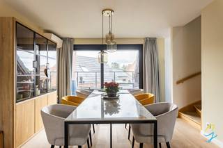 Zeer ruim duplexappartement met garage en kelderberging. Het appartement is gelegen op de 2e verdieping met lift. <br />Indeling: inkomhal, ruime leefruimte met schuifraam naar terras, keuken met aparte berging/ wasplaats. Slaapkamer en badkamer(douche) met toilet.<br />Boven zijn er nog 2 grote slaapkamer met opnieuw een badkamer ( douche en ligbad) en extra toilet. Tevens nog bureau of dressingruimte. <br />De autostaanplaats en kelderberging zijn extra troeven.<br />Voor afspraak ter plaatse : bel 0471 59 40 43 of mail tom@cornelis-goeman.be