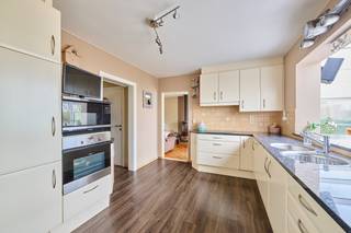 Ontdek dit keurig onderhouden landhuis, waar comfort, ruimte en privacy centraal staan. De woning is landelijk gelegen en biedt een aangename woonbeleving voor wie houdt van rust en natuur, zonder volledig afgelegen te zijn.<br />Dit landhuis, gebouwd in 1986, werd steeds met zorg onderhouden en is voorzien van het nodige comfort (onder meer zonnepanelen). De woning beschikt over een netto bewoonbare oppervlakte van circa 125 m² en is praktisch ingedeeld.<br />De leefruimtes zijn lichtrijk en comfortabel, met een aangename verbinding tussen binnen en buiten. Aansluitend aan de woning bevindt zich een veranda, die een extra leefruimte creëert en het hele jaar door een mooi zicht biedt op de tuin en het omliggende groen.<br /><br />De woning is omgeven door een verzorgde tuin die perfect past bij het landelijke karakter van de woning. <br /><br />Dankzij de landelijke ligging woont u hier in alle sereniteit, weg van de drukte, terwijl voorzieningen en verbindingswegen vlot bereikbaar blijven. Een ideale combinatie van landelijk wonen en praktisch comfort.<br /><br /><span><u><strong>INDELING :</strong></u></span><br /><u>Gelijkvloers :</u><br />. inkomhall - woon en zitruimte met houtkachel - volledig uitgeruste keuken voorzien van de nodige kastenruimte en inbouwtoestellen - berg en wasplaats - achterinkom - badkamer voorzien van inloopdouche en badkamermeubel - slaapkamer - veranda<br /><br /><u>Verdieping :</u><br />. zolderverdieping ideaal geschikt als slaap of hobbykamer<br /><br /><u>Tuin :</u><br />. Via verharde oprit naar carport (dienstig voor 2 voertuigen) en verzorgde onderhoudsvriendelijke tuin met terras en tuinhuis.<br /><br />Deze woning is ideaal geschikt voor een koppel, een klein gezin of als combinatie van wonen en thuiswerken. <br /><br /><strong>Interesse? Aarzel niet een bezoekmoment aan te vragen (tel. 0496/166 339).<br />Steeds tot je dienst.</strong>