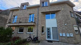 Ruim duplex appartement (94 m²) met 2 slaapkamers, terras en EPC B<br /><br />Wilgehoevestraat 29 bus 1 – 2180 Ekeren<br />Vraagprijs: €308.000<br /><br />Op een centrale ligging nabij het centrum van Ekeren bevindt zich dit verzorgde en lichtrijke duplex appartement van 94 m², gebouwd in 2008 en gelegen in een kleinschalig appartementsgebouw met slechts 4 appartementen.<br /><br />Het appartement combineert de ruimte en praktische indeling van een woning met het comfort van een appartement. Met EPC-label B (135 kWh/m²/jaar), 7 zonnepanelen uit 2024, een hoogrendementsketel uit 2022 en lage gemeenschappelijke kosten van slechts ca. €60 per maand beschikt het bovendien over heel wat interessante troeven.<br /><br />Indeling<br /><br />Gelijkvloers<br /><br />Via de inkomhal (ca. 4 m²) kom je binnen in het appartement. Hier bevinden zich een praktische berging (ca. 2 m²) en een apart toilet.<br /><br />De ruime en lichtrijke living van ca. 31 m² vormt het hart van het appartement. Aansluitend bevindt zich de open keuken van ca. 10 m², met rechtstreekse toegang tot het terras van ca. 12 m².<br /><br />Vanuit de living leidt de trap naar de bovenverdieping.<br /><br />Bovenverdieping<br /><br />Via de nachthal bereik je twee volwaardige slaapkamers van respectievelijk ca. 16 m² en 10 m².<br /><br />De ruime badkamer van ca. 8 m² is voorzien van een ligbad, aparte douchecabine en een badkamermeubel met dubbele wastafel.<br /><br />Aansluitend aan de badkamer bevindt zich een handige wasruimte van ca. 5 m², met plaats voor wasmachine en droogkast. Hier bevindt zich tevens het tweede toilet.<br /><br />Kelder<br /><br />Bij het appartement hoort een ruime private kelderberging van ca. 12 m², ideaal als extra opslag.<br /><br />Belangrijkste troeven<br />Bewoonbare oppervlakte: 94 m²<br />Bouwjaar 2008<br />Kleinschalig gebouw met slechts 4 appartementen EPC B – 135 kWh/m²/jaar<br />7 zonnepanelen uit 2024<br />Hoogrendementsketel uit 2022<br />Lage gemeenschappelijke kosten: ca. €60/maand<br /><br />Een interessante woonst voor wie op zoek is naar ruimte, comfort en ergiezuinigheid en lage vaste kosten op een centrale locatie in Ekeren.