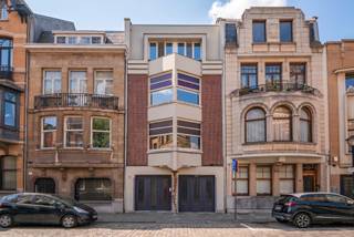 Art-decowoning uit 1929 die doorheen de jaren werd gerenoveerd en uitgebreid, met respect voor haar authentieke karakter en voorzien van...