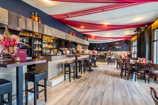 Op een uitstekende locatie aan het levendige Cogelsplein in Deurne bevindt zich dit veelzijdige handelshuis met tal van mogelijkheden. Het pand combineert een stabiele huuropbrengst met potentieel voor verdere ontwikkeling.<br /><br />Het gelijkvloers is momenteel ingericht als een goed draaiende horecazaak, met keuken en alle nodige voorzieningen. De zaak geniet van een vaste klantenbasis en is verhuurd met een lopend huurcontract tot en met mei 2028, wat zorgt voor een interessante en onmiddellijke opbrengst voor de investeerder. Bovendien is het pand volledig onderkelderd, ideaal voor stockage en praktische ondersteuning van de handelsactiviteit.<br />De eerste en tweede verdieping worden vandaag gebruikt als opslagruimte, maar bieden mogelijkheden om omgevormd te worden comfortabele woonst (mits het bekomen van de nodige vergunningen). <br />Troeven:<br />Topligging op het Cogelsplein<br />Verhuurde horecazaak met bewezen rendement<br />Huurzekerheid tot mei 2028<br />Mogelijkheid tot creëren van woonentiteit<br />Ideaal als investering<br /><br />Een unieke opportuniteit voor wie op zoek is naar een rendabele investering met bijkomende ontwikkelingsmogelijkheden op een commerciële toplocatie.<br /><br />Dit pand kan onderhevig zijn aan de renovatieverplichting die door de Vlaamse overheid wordt opgelegd voor residentiële gebouwen. Consulteer voor meer informatie de website van het Vlaams Energie- en Klimaatagentschap via https://www.vlaanderen.be/een-woning-kopen/renovatieverplichting-voor-residentiele-gebouwen-vanaf-2023.