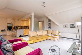 Op de 2e verdieping rechts treffen we dit ruime en instapklaar 1 slaapkamer appartement van 103 m² met leuk terras (Bj: 1998). Gesitueerd pal in het centrum van 's-Gravenwezel met winkels, openbaar vervoer en scholen op wandelafstand! <br /><br />Indeling appartement:<br />Via de verzorgde gemeenschappelijke inkomhal betreden we het appartement op de 2e verdieping via EU-conforme lift of ruime trappenhal. Privatieve inkomhal met vestiairegedeelte en apart toilet met handenwasser. Vanuit de hal is er toegang tot alle vertrekken. Vooraan bevindt zich aan de woonkamer met zithoek en eethoek, de volledig geïnstalleerde keuken met voldoende opbergmogelijkheden en eiland. Achteraan treffen we de ruime slaapkamer en een geïnstalleerde badkamer voorzien van enkele lavabo en douche-in bad. Aansluitend de berging/wasplaats. <br /><br />Bijzonderheden: <br />- Bouwjaar 2003 <br />- Aluminium raamwerk met dubbele beglazing <br />- Verwarming met accumulatoren <br />- Toplocatie pal in het centrum van 's-Gravenwezel <br />- Staanplaats bij te kopen voor 23.000€<br /><br />Ideaal appartement voor starters, alleenstaanden, koppels en tevens investeerders!<br />Momenteel bieden we nog 2 andere appartementen aan in hetzelfde gebouw. <br />Deze kunnen samen gekocht worden.