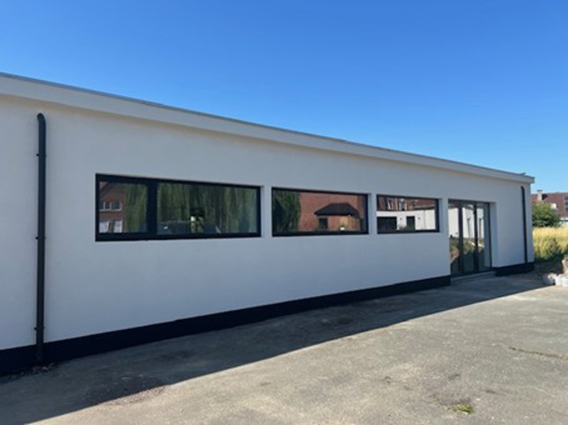 Volledig vernieuwd bedrijfsgebouw met kantoren en magazijnen - foto 1