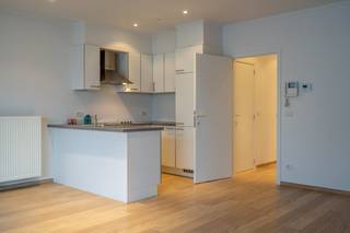 Dit lichtrijke appartement is ideaal gelegen in de Doorniksestraat, op wandelafstand van het station, winkels en het bruisende stadscentrum...