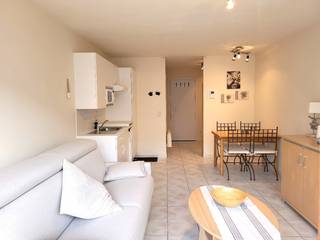 Deze instapklare <u><strong>studio met slaaphoek en terras</strong></u> is centraal gelegen in Oostduinkerke-Bad op het derde verdiep van de residentie ODK PROMENADE, vlakbij de Zeedijk en het strand.<br />Indeling: Inkom, slaaphoek, badkamer met douche, wastafel en toilet, woonkamer met open keuken die uitgeeft op het aangename terras.