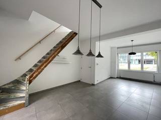 Deze charmante en instapklare woning is rustig gelegen aan een groen pleintje, op wandelafstand van het Prinsenhof en het historische centrum van Gent.<br />Hier geniet u van een aangename woonomgeving met alle stadsvoorzieningen binnen handbereik.<br /><br />De woning omvat een inkomhal die toegang geeft tot een ruime en lichtrijke leefruimte met een open, volledig ingerichte keuken.<br />Verder zijn er nog twee ruime slaapkamers en een douchekamer met toilet.<br /><br /><u>Algemene informatie:</u>
<ul>
<li>Centrale verwarming op gas</li>
<li>Aansluiting voor wasmachine</li>
<li>KI 312 €</li>
<li>Zeer vlotte bereikbaarheid</li>
<li>Winkels, horeca en openbaar vervoer in de onmiddellijke omgeving</li>
</ul>
Woning staat goed in orde, maar er is een renovatieverplichting. (bijvoorbeeld: plaatsen zonnepanelen, bijkomende isolatie dak...)<br /><br />Een ideale woning voor wie rustig wil wonen in het centrum van Gent.<br />Absoluut een bezoek waard!