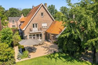 <p><strong>Gelegen in het centrum van Oud-Turnhout: Deze prachtige karaktervilla (architect F. Schoeters) biedt u onder meer 3 slaapkamers, 2 badkamers, 2 (afgewerkte) zolderkamers, prachtige leefkeuken en sfeervolle leefruimtes met zicht op de tuin. Dit alles gelegen op een ruim en diep perceel van ca. 1.560m² met een schitterende, volledige private tuin. </strong></p>
<p><strong>De woning onderging een heel aantal renovaties: vernieuwde elektriciteit en leidingen, dakpannen, oversteken, dakgoten, vernieuwd balkon, vloeren, keuken,... Goedgekeurde elektrische installatie, en EPC-score van 320kWh/m²/jaar (=label D: Geen renovatieverplichtingen). </strong> <br /><br /><span>Gelijkvloerse verdieping</span>: Inkomhal met gastentoilet en vestiaire. Prachtige leefruimte die toegang biedt tot het terras en de tuin. De leefruimte is opgedeeld in een gezellige woonkamer op parket met gashaard, een eetkamer en een goed uitgeruste leefkeuken met Lacanche fornuis en de nodige kwaliteitstoestellen van Miele. Aansluitend een praktische bijkeuken met maatkasten en een inpandige garage. Via een vaste trap heeft men via de inpandige garage toegang tot de 1ste zolder / extra (hobby)kamer. <br /><br /><span>Eerste verdieping</span>: De houten trap in de inkomhal brengt u naar de eerste verdieping. Hier heeft u 3 volwaardige slaapkamers (ca. 14m², 15,6m² en 18,4m²), een gasten- of kinderbadkamer, en een ruime badkamer met ligbad, dubbele wastafel en toilet. De 3e slaapkamer, voorzien van eigen balkon, is momenteel ingericht als bureel. <br /><br /><span>Zolder</span>: Een vlizotrap leidt naar de bovenste verdieping, met daar een 4de kamer (ca. 21m²) en een extra bergzolder.</p>
<p><span>Buitengebeuren:</span> Aan de woning is er een prachtig zonneterras met vijver. Hier is het werkelijk heerlijk vertoeven. Het perceel is volledig omheind en biedt 100% privacy. Parkeren kan in de garage, op de oprit zelf en onder een carport. <br /><br /><span>Bijzonderheden</span>: <br />- Gelijkvloerse verdieping volledig vernieuwd in 2011<br />- Grote kelder opgedeeld in meerdere compartimenten waaronder voorraadkelder, wijnkelder en technische ruimte<br />- Goedgekeurde elektrische installatie <br />- Geslagen waterput met pomp<br />- Elektrische laadpaal <br />- Alarmsysteem <br />- Camerabewaking (buiten)<br />- Surround sound system<br />- Schrijnwerk in hout<br />- Glas in lood, voorzetramen, thermopaneraam<br /><br />Bekijk deze woning via onze interactieve grondplannen: http://deboerenpartners.virtimmocontent.be/start-visit/3928</p>