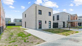 Ontdek deze instapklare woning die uitblinkt in modern wooncomfort en energiezuinigheid. Met drie volwaardige slaapkamers is er voldoende ruimte...