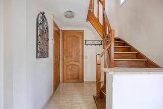 Immo Pické biedt u deze gunstig gelegen woning aan in Sint-Pieters-Leeuw, gelegen in de nabijheid van scholen, winkels, openbaar vervoer, invalswegen en alle voorzieningen. Deze bel-etagewoning beschikt op de gelijkvloerse verdieping uit een inkomhal, een toilet, een ruime garage met elektrische poort, een wasplaats en een berging. Op de eerste verdieping beschikt deze woning over een open leefruimte met aangrenzende keuken en een terras. Op de tweede verdieping vindt men een nachthal, 3 kamers (11 m², 10 m² en 6 m²) en een badkamer met douche, toilet en dubbele lavabo. Op de derde verdieping werd de zolder ingericht als ruime bijkomende slaapkamer (18 m²). Deze woning beschikt bovendien nog over een tuin die zich achter en aan de zijkant van de woning bevindt, met nog een extra buitenberging. Voor de garage is er ook nog een autostaanplaats terug te vinden. Extra informatie: CV op gas (2016), elektrische installatie conform (tot 2041), dubbele beglazing, geen renovatieplicht, ...