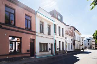 Bent u op zoek naar een instapklare gezinswoning met een zonnige buitenruimte en een uitstekende ligging? Dan is deze charmante woning in de Boomgaardstraat 324 in Berchem beslist een bezoek waard. Gelegen in een rustige, gegeerde buurt geniet u hier van een vlotte verbinding naar Antwerpen, het station van Berchem, belangrijke invalswegen, scholen, winkels en tal van gezellige horecazaken.<br /><br />De woning werd voor het laatst gerenoveerd in 2012 en biedt een aangename indeling waarbij de leefruimte, eetkamer en halfopen keuken naadloos in elkaar overvloeien. Dit zorgt voor een open en gezellige leefomgeving waar het heerlijk vertoeven is. Vanuit de woning heeft u toegang tot een ruime, zuidgerichte buitenruimte waar u de hele dag van de zon kunt genieten.<br /><br />Op het tussenverdiep bevindt zich de badkamer, uitgerust met een inloopdouche, ligbad, toilet en de aansluitingen voor een wasmachine en droogkast. Verder beschikt de woning over drie volwaardige slaapkamers. De derde slaapkamer is bereikbaar via de tweede slaapkamer en leent zich daardoor perfect als kinderkamer, dressing, bureau of hobbyruimte.<br /><br />Dankzij de solide basis, de aangename ruimtes en de gegeerde ligging vormt deze woning bovendien een interessante opportuniteit voor wie op termijn nog extra waarde wil creëren.<br /><br />Interesse in deze charmante gezinswoning? <br />Contacteer LISTED vandaag nog voor meer informatie of een bezoek via +32 3 283 51 51.<br />