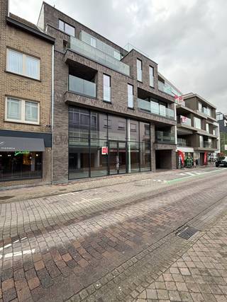 Mooi casco - handelspand met hoge plafonds en mezzanine. Afwerking kan in overleg met de verhuurder.