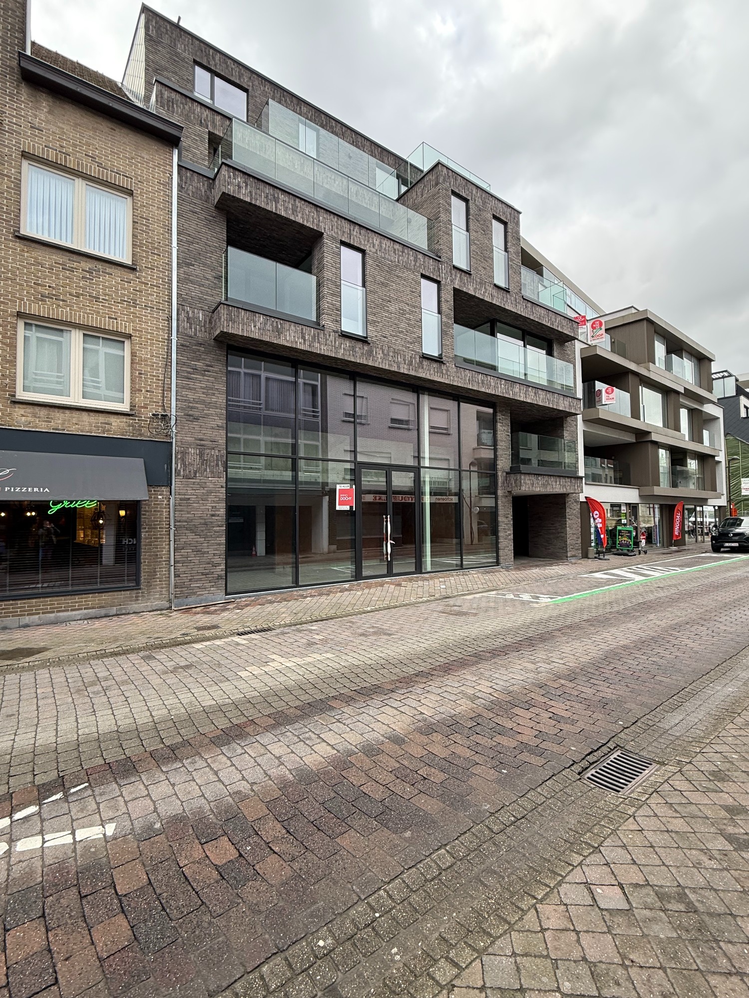 Mooi casco - handelspand met hoge plafonds en mezzanine. Afwerking kan in overleg met de verhuurder.