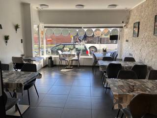 Opbrengsteigendom gelegen is in het centrum van Kortrijk die bestaat uit een handelspand (horeca) en 2 appartementen, ideaal voor investeerders.Het...