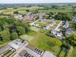 Op deze bouwgrond van 441 m² bouw je een open woning volledig op maat. Eén of twee bouwlagen, een vlak of hellend dak: de stedenbouwkundige voorschriften laten verschillende mogelijkheden toe om jouw woning vorm te geven.

Samen met Hyboma kies je voor een energiezuinige woning die aansluit bij jouw manier van wonen en de stijl die je voor ogen hebt.

De verkaveling ligt in het centrum van Zeveneken. De bakker, slager, apotheek, school en het openbaar vervoer vind je dichtbij en ook het Bonnebos ligt om de hoek. Via de E17, E40 en R4 heb je een vlotte verbinding richting Gent en Lokeren.