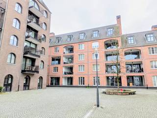 Deze mooie serviceflat van 90m² situeert zich in het centrum van Turnhout, in de Residentie Jacobsmarkt. Een rustig gelegen residentie met erkende assistentiewoningen, op enkele stappen van de Grote Markt.De assistentiewoning omvat;- inkomhal- gastentoilet- berging- ruime woonkamer op parket met toegang tot een overdekt terras- open, volledig ingerichte keuken- grote slaapkamer met toegang tot het terras- dressing- badkamer met ligbad, douche, lavabo en toiletBovendien beschik deze flat in de kelderverdieping ook nog over;- een makkelijk bereikbare parkeerplaats- een grote privatieve kelderDe bewoners kunnen er genieten van allerhande faciliteiten, zoals;- ontvangsbalie- ontmoetingsruimte met drankgelegenheid- inpandige brasserie- bibliotheek- biljartruimte- 3 grote terrassen, waaronder een ruim dakterras- fitness- en massageruimte- sauna en Hammam- tuin met wandelpad- petanquebaan- zorgkamerKortom; een ideale investering, om te verhuren en al dan niet om zelf te bewonen op latere leeftijd.
