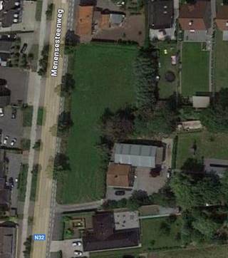 Dit ruime perceel (aangeduid met cijfer 1 op foto 4) is gelegen in Moorslede, langs de verbindingsweg tussen Roeselare en Menen, op korte afstand van Beitem. Het biedt diverse bebouwingsmogelijkheden. Voor bouwvoorschriften kan je terecht bij de dienst Omgeving van de gemeente Moorslede via omgevingsloket@moorslede.be of 051 78 89 14.<br /><br />Ligging: Menensesteenweg - 8890 MOORSLEDE<br />Perceel: MOORSLEDE 1 AFD/MOORSLEDE/ B 0606/00G000.<br />Perceelbreedte: +- 37m. <br />Oppervlakte: +- 1.290m².<br />P-score: A.<br />G-score: A.<br />Vraagprijs: 268.500 euro<br /><br />Voor meer info en/of afspraak voor pandbezoek, contacteer Marianne op M 0474882943 of E marianne@devastgoedlink.be