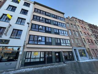 Schitterend gerenoveerd appartement op het bruisende zuid met zicht op het nieuwe ZUIDPARK.<br /><br />Indeling van het appartement:<br />Inkomhal met vestiairekast: +- 5m² vloerbekleding: visgraat motief<br />Woonkamer: +- 28m² <br />Ingerichte keuken: +- 7m²  voorzien van vaatwasmachine, frigo, oven, kasten, dampkap, composietwerkblad.<br />Slaapkamer: +- 14m² vloerbekleding: visgraat motief, kleedkast voorzien<br />Badkamer: +- 3.5m² douche, toilet en lavabo<br /><br />Algemene onkosten €100,00: lift, water en onderhoud gemene delen.<br />Onmiddellijk beschikbaar<br /> 