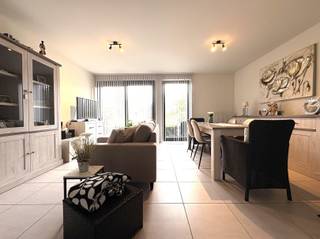 <p><span>Leuk gelijkvloers 1-slpk appartement te Dendermonde (Appels)</span></p><p><span>Dit gezellige en instapklare appartement biedt een aangename indeling met een inkomhal en apart gastentoilet voor extra comfort. De lichtrijke woon- en leefruimte sluit mooi aan op de open, volledig geïnstalleerde keuken. Verder is er een praktische berging of wasplaats, een ruime slaapkamer met ingemaakte kasten rondom het bed en een moderne badkamer met inloopdouche en stijlvol lavabomeubel.</span></p><p><span>Een bijkomend pluspunt is de aparte kelderberging (B.6), ideaal als extra opslagruimte. Het appartement heeft een E-peil van 73 en een conforme elektrische keuring tot 25 januari 2038. Alle raamdecoratie en lichtarmaturen zijn voorzien door de verhuurders, en het volledige appartement werd recent opnieuw geschilderd in een neutrale witte tint.</span></p><p><span>De maandelijkse huurprijs bedraagt €740, vermeerderd met € 30 algemene kosten voor de syndicus. </span></p><p><span>Het appartement is beschikbaar vanaf 1 januari 2027. Dankzij de gunstige ligging nabij de fiets- en wandeldijk, bushalte, scholen en op slechts enkele minuten van het centrum van Dendermonde, is dit een ideale plek voor wie rustig maar toch centraal wil wonen.</span></p><p><span>Bezoek of info gewenst, neemt u contact op T. 052 55 55 55 | <span>info@immotwins.be</span></span><span> | <span>www.immotwins.be</span></span><span> </span></p><p><span> </span></p><p><span> </span></p>