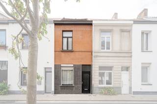 Ben je op zoek naar een leuke renovatiewoning met veel potentieel? Dan is deze woning zeker iets voor jou!Deze woning heeft als grote troef 2...