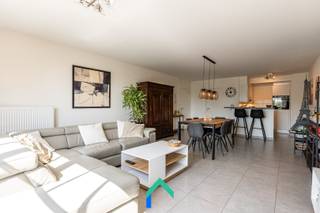 Ligging<br />In het centrum van Zeveneken bevindt zich dit recent gebouwde en instapklare appartement. Dankzij de strategische ligging langs de N70 geniet je van een vlotte verbinding naar omliggende gemeenten zoals Lochristi, Lokeren en Gent, zowel met de wagen als het openbaar vervoer.<br />Op wandelafstand vind je tal van voorzieningen, waaronder horecazaken, scholen en winkels. Voor ontspanning en recreatie liggen de sportfaciliteiten van Uytenhove en het provinciaal domein Puyenbroeck op fietsafstand. Achteraan het gebouw zijn er bovendien een private garagebox en een gastenparking voorzien.<br /><br />Indeling<br />Het appartement wordt gekenmerkt door een ruime, open leefruimte met geïntegreerde keuken, goed voor ongeveer 40 m². Dankzij de grote raampartijen geniet deze ruimte van een overvloed aan natuurlijk licht. Vanuit de keuken heb je een mooi zicht op zowel de leefruimte als het zonnige terras.<br />Het ruime terras biedt een aangenaam uitzicht op Zeveneken-Dorp en de groene omgeving.<br /><br />Via de inkomhal bereik je de overige ruimtes van het appartement. Hier bevinden zich twee volwaardige slaapkamers en een stijlvolle, luxueuze badkamer. Ook deze ruimtes genieten van veel lichtinval en een open, landelijk uitzicht.<br />Verder beschikt het appartement over een apart toilet, een praktische bergruimte en een ruime garagebox van 15 m².<br /><br />Varia<br />Het gebouw werd opgeleverd in 2017 en voldoet aan de hedendaagse energienormen, met een gunstig EPC-label A. De verwarming gebeurt via aardgas met een recente hoogrendementsketel.<br /><br />Troeven<br />* Energiezuinig<br />* Terras en groene omgeving<br />* Eigen garagebox<br />* Goede bereikbaarheid<br /><br />Benieuwd naar dit moderne appartement in Zeveneken? Neem snel contact op met Ian voor een bezoek ter plaatse.<br /><br />📞 0469 44 27 58<br />📧 ian@gentill.be