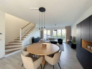 <p><span>In de charmante residentie 'De Smeed', gelegen aan de Dokter Haubenlaan in Maasmechelen, bevindt zich deze instapklare, energiezuinige woning, een absolute topper voor starters of jonge gezinnen die op zoek zijn naar comfort, licht en een centrale ligging.</span></p><p><span>Bij het betreden van de woning kom je in een inkomhal met gastentoilet, die uitgeeft op de lichtrijke leefruimte. Dankzij de grote raampartijen geniet deze ruimte van een overvloed aan natuurlijk licht en geniet je van een aangename, open sfeer. De open keuken is volledig uitgerust met een oven, inductiekookplaat met dampkap, inbouwkoelkast, vaatwasser en spoelbak. Samen met de leefruimte vormt dit het kloppend hart van de woning. Via de schuifpui heb je directe toegang tot het gezellige privatieve tuintje met recent aangelegd terras perfect om te ontspannen of gasten te ontvangen.</span></p><p><span>De woning is afgewerkt met stijlvolle keramische parkettegels en beschikt over vloerverwarming doorheen de volledige woning, wat zorgt voor een optimaal wooncomfort.</span></p><p><span>Op de verdieping bevinden zich twee ruime slaapkamers en een moderne badkamer met inloopdouche, lavabo en toilet. Daarnaast is er nog een zolderverdieping, perfect als extra stockageruimte.</span></p><p><span>Een extra pluspunt is de ondergrondse autostaanplaats met privatieve berging. De parkeergarage is vlot bereikbaar via de achterliggende Priorijstraat, wat zorgt voor extra comfort en gebruiksgemak.</span></p><p><span>Ook technisch zit deze woning helemaal goed: de elektrische installatie is conform (geldig tot januari 2041) en met een EPC-label B woon je hier energiezuinig en zorgeloos.</span></p><p><span>Kortom, een lichtrijke, energiezuinige en perfect afgewerkte woning waar je zo kan intrekken ideaal als starterswoning of slimme investering!</span></p><p><span>Voor meer informatie of een bezoek ter plaatse: contacteer ons via 0484.35.70.31 of diana@jemar.be!</span></p><p><span> </span></p><p><span> </span></p><p><span> </span></p><p><span> </span></p>