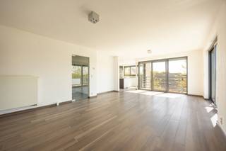 <span><strong><span>Mooi appartement (+/- 110 m²), rustig gelegen met 2 slaapkamers, dakterras (38 m²) en grote garage inbegrepen! Epc-label: B</span></strong></span><br /><br /><span><em><strong>Ligging:</strong></em></span> rustige ligging nabij het centrum<br /><br /><span><em><strong>Indeling:</strong></em></span> inkomhal, gastentoilet, woonkamer, keuken, keukenberging, twee slaapkamers, badkamer, wasplaats, dakterras, garage<br /><br /><span><em><strong>Omschrijving:</strong></em></span> mooi appartement op de derde verdieping in een gebouw met nette gemeenschappelijke delen en voornamelijk eigenaars als bewoners. Rustige ligging met scholen, winkels en autosnelweg op enkele minuten. Indeling: inkomhal met gastentoilet. Via de glazen securexdeur toegang tot de woonkamer. Deze woonkamer is zeer licht en modern. Aansluiting voor gashaard en automatische zonnescreens zijn aanwezig. Open keuken met kastwerk, een kookeiland, natuurstenen werkblad en toestellen. Aansluitende keukenberging. Vanuit de woonkamer heeft men toegang tot het fantastische zuidgerichte terras met zonneluifel (+/- 38 m²). Nachthal met toegang tot de twee slaapkamers, de badkamer met inloupdouche en badkamermeubel. Wasplaats met cv ketel (Vaillant) op gas. In de kelderverdieping (via lift bereikbaar) heeft men een zeer ruime garage (diepte 9m), voorzien van een automatische poort.<br /><br />Gemeenschappelijke lasten: +/- € 70/maand<br />Epc-score: 167 kWh/m²<br />Conforme elektriciteit tot 2051<br />Eye catcher? een zonovergoten terras, veel lichtinval en een erg grote en brede garage waar naast de wagen makkelijk fietsen en extra spullen veilig en droog kunnen worden gestockeerd!<br />Werk? Het appartement kan wel wat verf gebruiken.<br /><br /><span><span><em><strong>Bijzondere informatieplicht:</strong></em></span> in aanvraag</span>