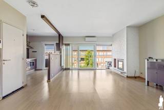 Appartement met 2 slaapkamers in de Neerlandwijk<br /><br />Dit appartement is gelegen op een toplocatie in Wilrijk, op wandelafstand van het Nachtegalenpark, het Park van Eden en het Valaarpark. Hier geniet u van een vlotte bereikbaarheid en alle dagelijkse voorzieningen binnen handbereik. Het appartement biedt een praktische indeling en vormt de ideale basis om het volledig naar eigen smaak op te frissen. <br /><br />Algemeen:<br />- Bewoonbare oppervlakte: ca. 89m² + terras 5m²<br />- Airco aanwezig<br />- Lichtrijk appartement<br />- Pelletkachel<br />- 2 ruime slaapkamers (ca. 20m² en 12m²) met uitzicht op de gemeenschappelijke tuin<br />- Gemoderniseerde badkamer met douche en wasmeubel (aansluiting WK/DK)<br />- Vliegenramen en rolluiken<br />- Privatieve kelderberging<br />- overdekte autostaanplaats<br />- LIFT AANWEZIG<br />- Gemeenschappelijke kosten: ca. 151,00 euro/maand (water, onderhoud gebouw en tuin, afvalcontainers, lift en syndicus,…)<br />- Gemeenschappelijke tuin<br />- Gemeenschappelijke fietsenberging<br /><br />Technische kenmerken/renovaties:<br />- Bouwjaar 1970<br />- Nieuwe condenserende ketel (2022)<br />- Elektriciteit conform<br />- EPC C: 270 kWh/m²jaar<br /><br />Indeling (ca. 89m²):<br />- Ruime leefruimte met grote raampartijen en airco<br />- Open keuken met keramisch kookvuur, vaatwasmachine en oven<br />- Toegang tot het terras vooraan<br />- Nachthal<br />- Badkamer met inloopdouche en enkel wasmeubel<br />- 2 slaapkamers met uitzicht op de tuin<br /><br />Onmiddellijke omgeving:<br />- Zeer vlotte bereikbaarheid naar Antwerpen en Brussel (A12)<br />- Nabij centrum van Wilrijk en Edegem
