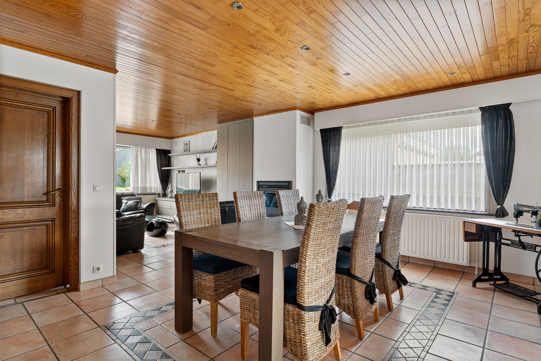 Lichtrijke woning met ruime indeling en sterk potentieel - foto 2