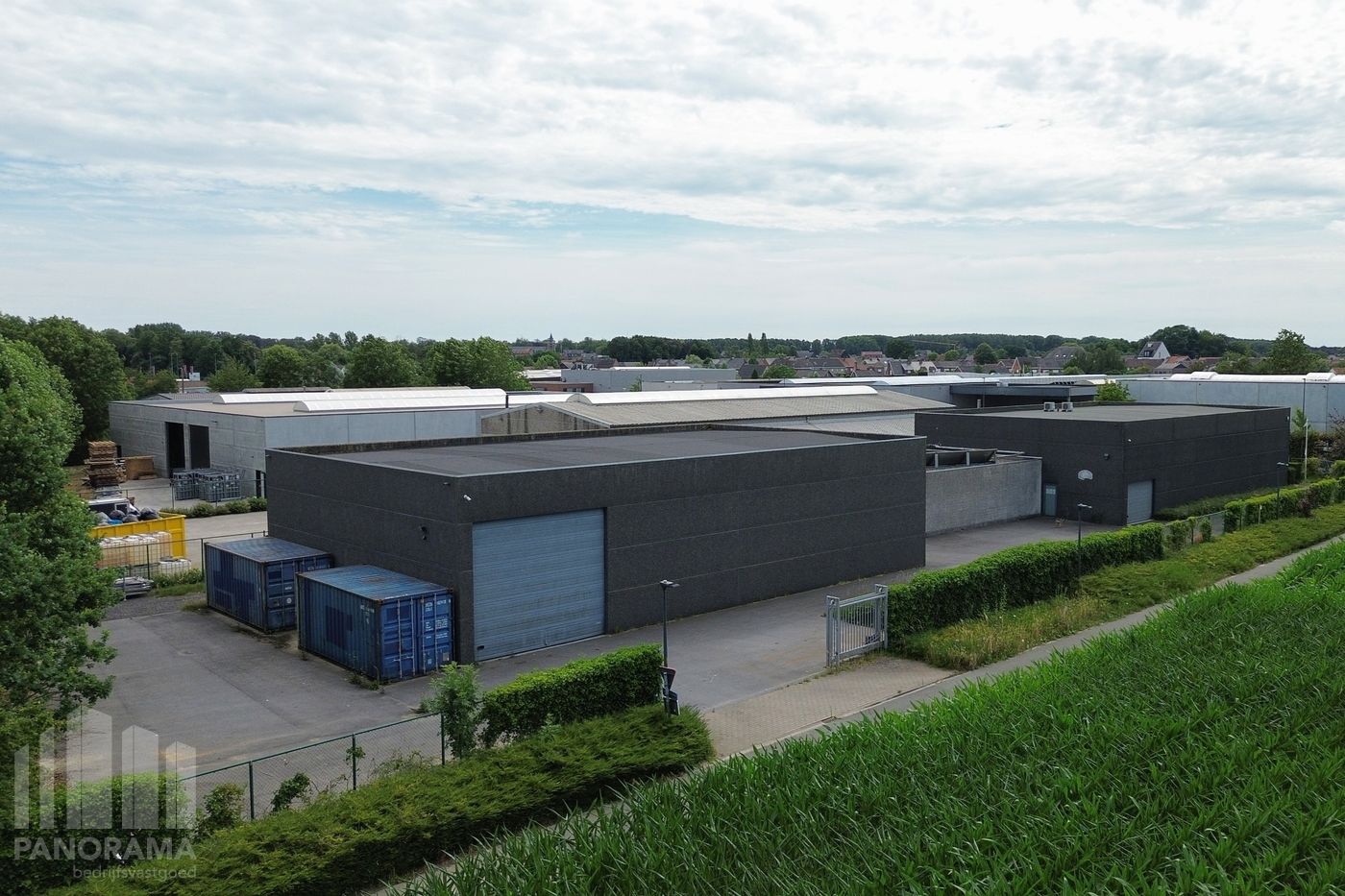 Bedrijfsgebouw bestaande uit magazijn met kantoren en showroom - photo 4