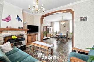 Deze te renoveren woning is gelegen op een aangename en centrale locatie in Tielt, met tal van voorzieningen in de nabije omgeving.<br />Winkels, scholen, openbaar vervoer en andere dagelijkse faciliteiten zijn vlot bereikbaar. Ook het centrum van Tielt bevindt zich op korte afstand.<br /><br />Dankzij de gunstige ligging en goede bereikbaarheid vormt deze woning een interessante opportuniteit voor wie op zoek is naar een eigendom dat volledig naar eigen smaak en wensen kan worden gerenoveerd.<br /><br />Op het gelijkvloers komt u binnen via de inkomhal, die toegang geeft tot de leefruimte met aansluitend de eetkamer. Verder bevinden zich hier de keuken, een praktische berging, de badkamer met ligbad en wastafel, een wasplaats en een toilet. Daarnaast beschikt de woning over een kelder, ideaal als extra bergruimte.<br /><br />Op de eerste verdieping zijn er drie slaapkamers. De tweede verdieping beschikt over een ruime zolder van maar liefst 50 m², die verschillende mogelijkheden biedt.<br />Buiten is er een volledig omheinde tuin met tuinhuis.<br /><br /><strong>Ook wild geworden van deze thuis?<br />Twijfel dan niet langer en leg vandaag nog uw bezoek vast!</strong>