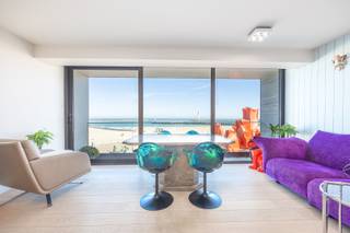 <strong>Modern appartement met 2 slaapkamers op de Albert I-Promenade</strong><br />Op de tweede verdieping van de standingvolle en moderne Residentie Royal Phare, gelegen op de prestigieuze Albert I-Promenade, bevindt zich dit lichtrijk en instapklaar appartement met hoogstaande  kwalitatieve afwerking, frontaal zeezicht en een unieke ligging. Het pand combineert comfort met stijl en is ideaal als tweede verblijf of investering.<br /><u>Indeling</u>:
<ul>
	<li> Ruime leefruimte met grote raampartijen en terras met frontaal zeezicht</li>
	<li> Moderne open keuken, uitgerust met hoogwaardige toestellen</li>
	<li> 2 slaapkamers, waarvan één momenteel ingericht als dressing</li>
	<li> Stijlvolle badkamer met bad, inloopdouche en dubbele lavabo</li>
	<li> Apart gastentoilet en aparte berging</li>
</ul>
<u>Praktisch</u>

<ul>
	<li> Oppervlakte 85 m² + Terras: 5 m²</li>
	<li> EPC: 68 kWh/m² - A-label</li>
	<li> Niet-geïndexeerd K.I.: € 1.175</li>
	<li>mogelijkheid tot huren of kopen van parking in de buurt</li>
</ul>