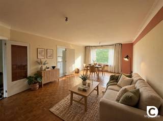 <h1><span>Ruim 3-slaapkamerappartement met terras in Berchem!</span></h1><p><span>Welkom in dit ruime en aangename 3-slaapkamerappartement, gelegen aan de Fruithoflaan in het verzorgde gebouw Pallas Athena, voorzien van een lift.</span></p><p><span>Het appartement geniet van een uitstekende ligging. </span><span>Niet alleen bent u super gelegen qua (buurt)winkels, ook bent u op een boogscheut van belangrijke invalswegen.</span></p><h3><span>Inkomhal, leefruimte en keuken</span></h3><p><span>U betreedt het appartement via een ruime inkomhal, voorzien van een parlofoon en een praktische, ingemaakte vestiairekast.</span></p><p><span>De bijzonder ruime leefruimte biedt veel mogelijkheden voor een comfortabele en sfeervolle inrichting. </span></p><p><span>Aansluitend bevindt zich de keuken, die beschikt over een kookvuur, oven, vaatwasser, koelkast, diepvriezer en een grote hoeveelheid kastruimte. Daarnaast is er een handige berging aanwezig.</span></p><h3><span>Slaapkamers en badkamer</span></h3><p><span>Het appartement beschikt over drie slaapkamers. 1 van de slaapkamers is uitgerust met ingebouwde kasten. Vanuit 1 van de slaapkamers heeft u rechtstreeks toegang tot het aangename terras, een ideale plek om in alle rust van de buitenlucht te genieten.</span></p><p><span>De badkamer is uitgerust met een ligbad met douchecombinatie, een enkele lavabo en een toilet.</span></p><p><span>Daarnaast beschikt het appartement over een apart gastentoilet met handenwasser.</span></p><p><span> </span></p><p><span> </span></p><p><span>Huurprijs, kosten &amp; beschikbaarheid: </span></p><p><span>Maandelijkse huurprijs: 975,00 euro/maand </span></p><p><span>Maandelijkse provisiekosten: 260,00 euro/maand (incl: water, elektriciteit, verwarming onderhoud gebouw, lift...)</span></p><p><span>Beschikbaarheid: Onmiddellijk</span></p><p><span> </span></p><p><span>Mis deze unieke kans niet! </span></p><p><span> </span></p><p><span> </span></p>